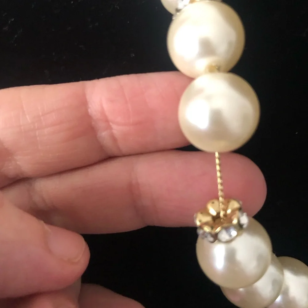 Faux Pearl fashion necklace gold tone chain . Jewellery - Picture 4 of 11